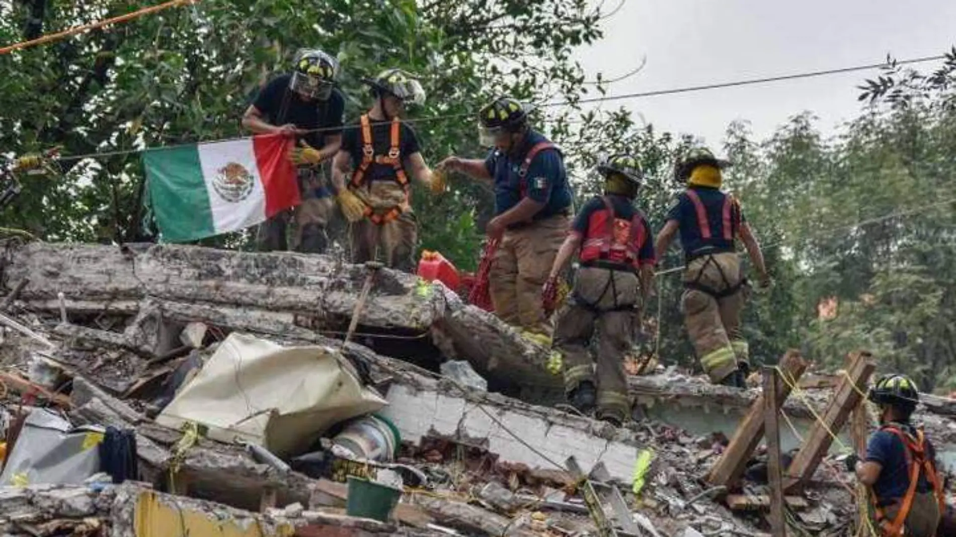 Rescatistas durante sismo del 19 septiembre 2017